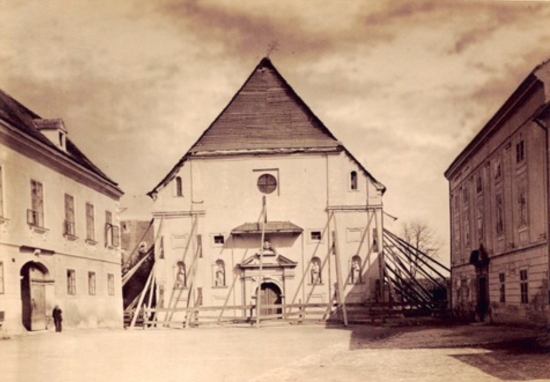 Katarinski trg nakon potresa 9. XI. 1880. Desno zgrada Sveučilišta (danas Gornjogradska gimnazija), sjedište MH od 1878. do 1882. U sredini, potresom teško oštećena crkva Sv. Katarine